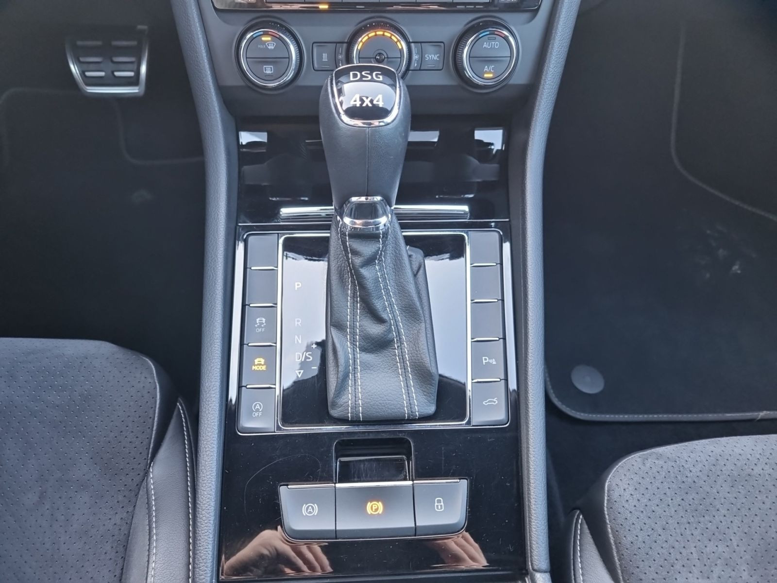 Skoda Superb Combi SportLine 4x4 2.0TSI ACC AHK Panorama