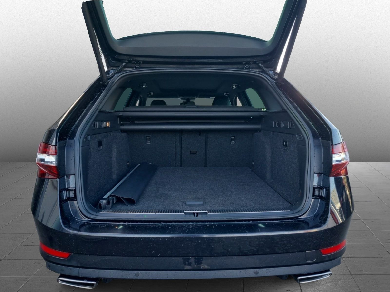 Skoda Superb Combi SportLine 4x4 2.0TSI ACC AHK Panorama