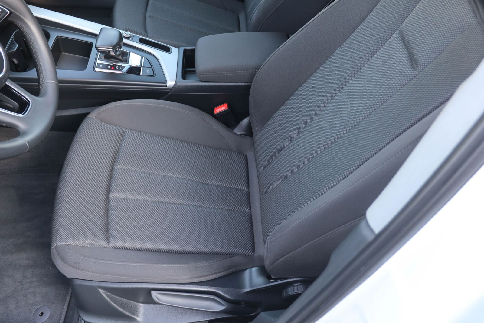 Audi A4 Avant S line 35TFSI Stronic Navi LED GRA AHK