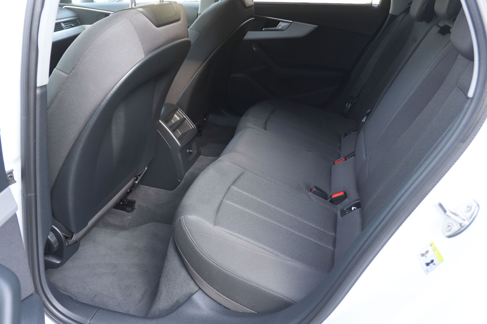 Audi A4 Avant S line 35TFSI Stronic Navi LED GRA AHK