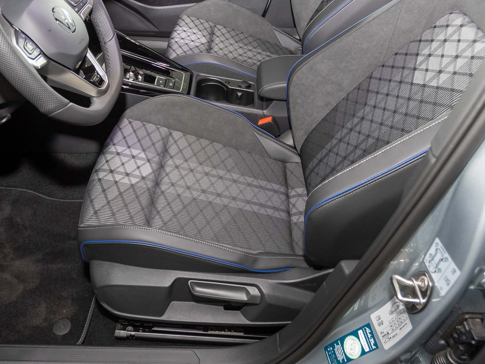 Volkswagen Golf VIII 1.5 eTSI DSG R-Line Black Style, LED-Plus, Navi, App-Connect, Rückfahrkamera