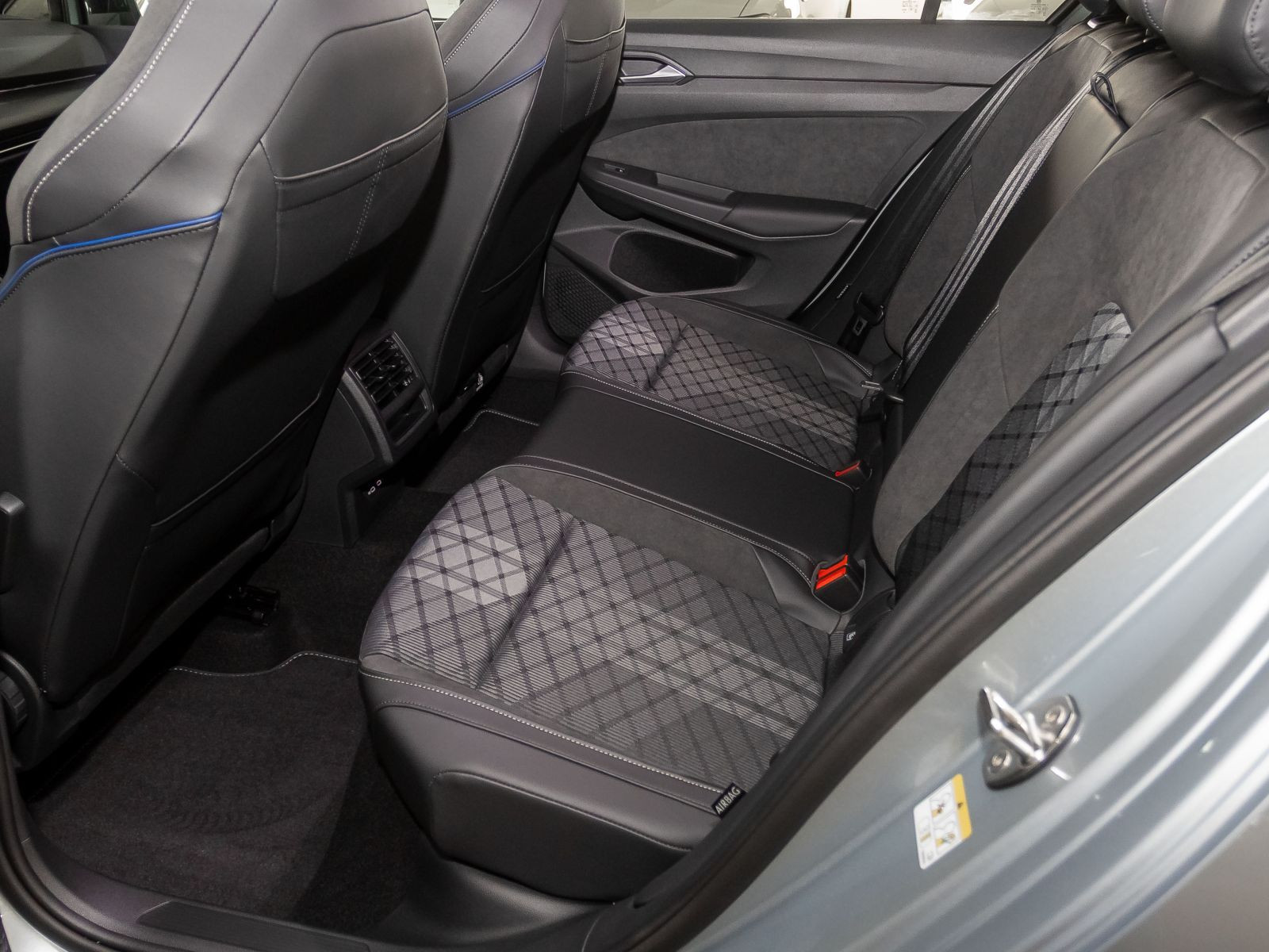 Volkswagen Golf VIII 1.5 eTSI DSG R-Line Black Style, LED-Plus, Navi, App-Connect, Rückfahrkamera