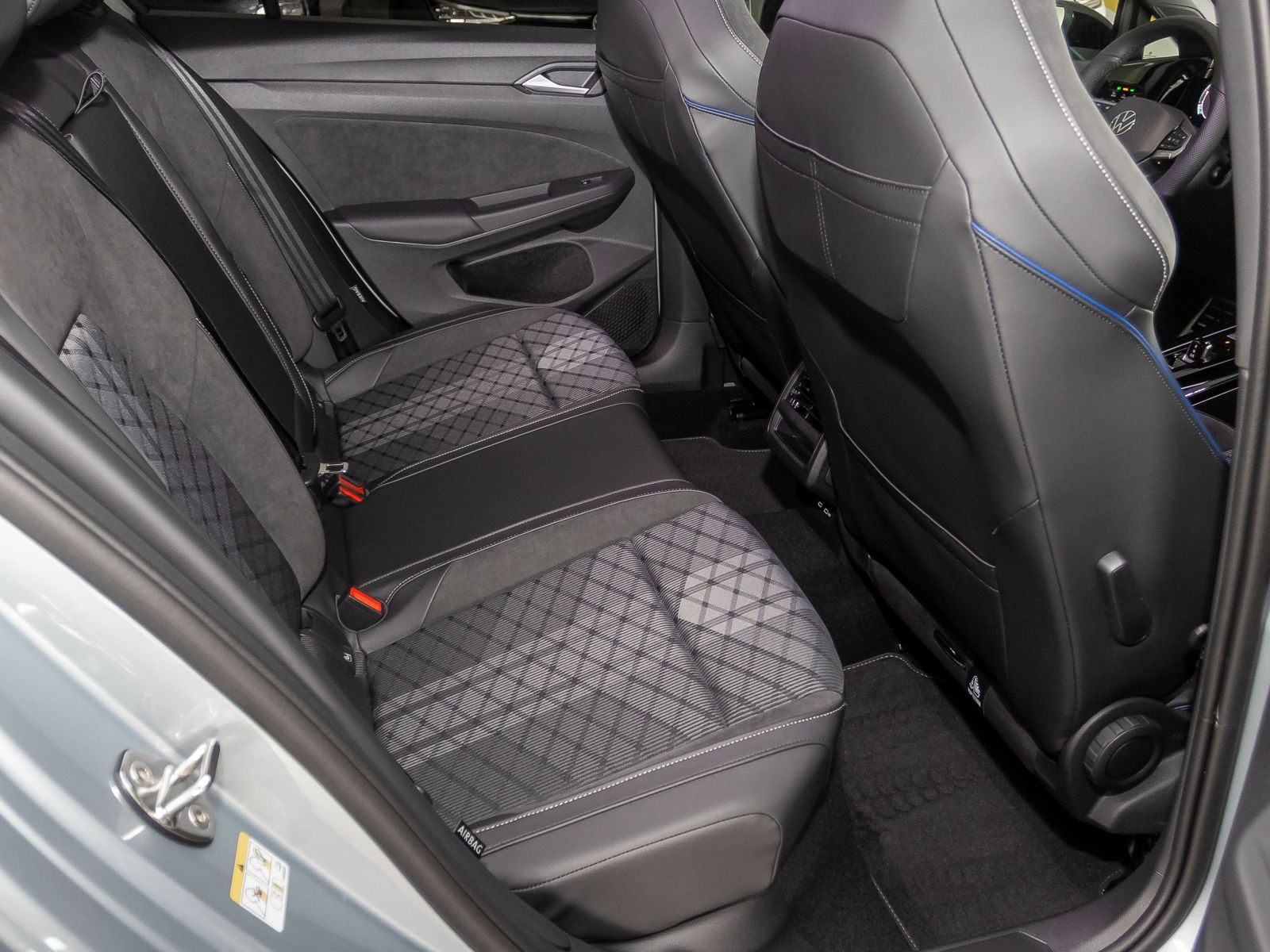 Volkswagen Golf VIII 1.5 eTSI DSG R-Line Black Style, LED-Plus, Navi, App-Connect, Rückfahrkamera