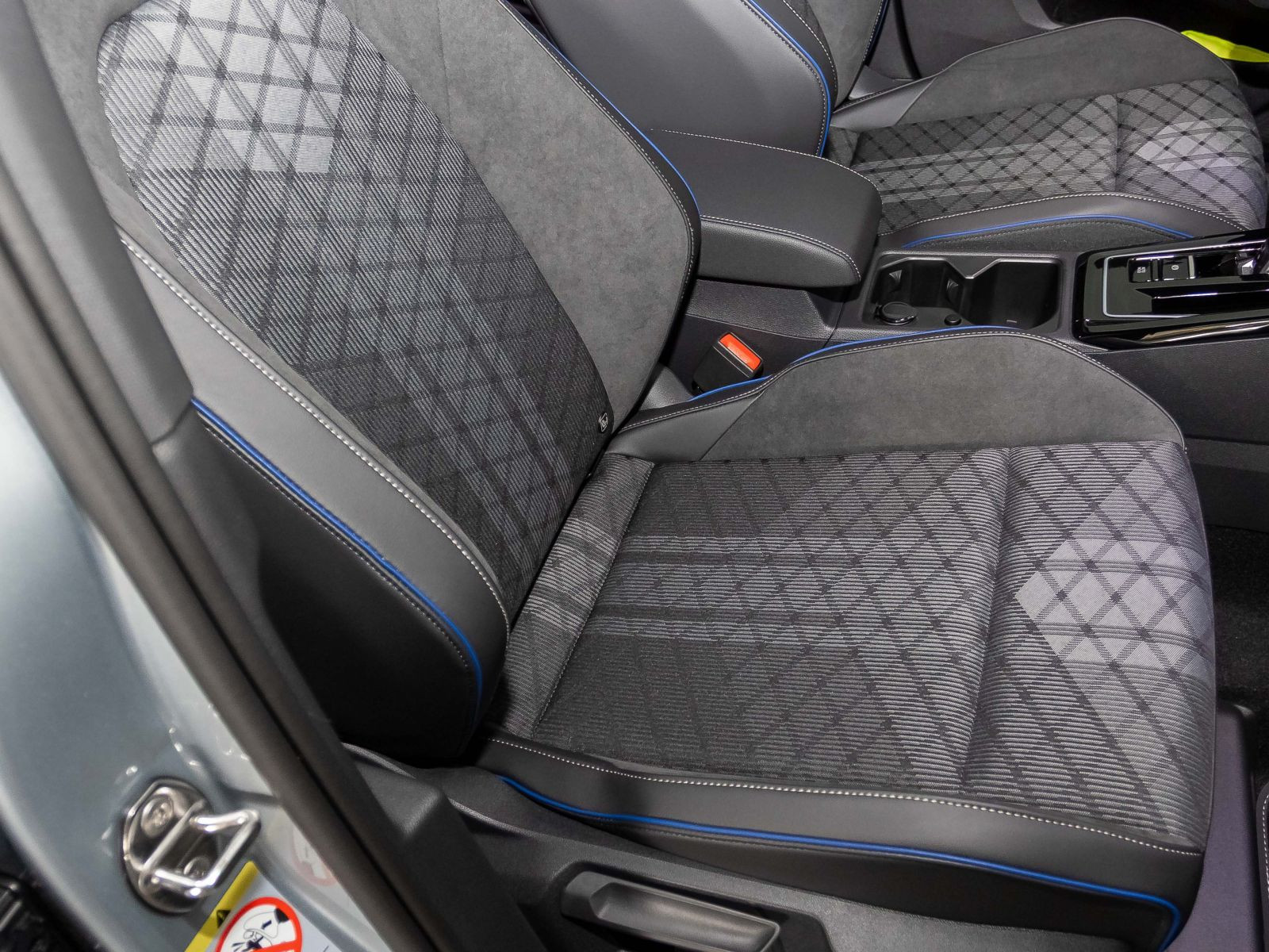 Volkswagen Golf VIII 1.5 eTSI DSG R-Line Black Style, LED-Plus, Navi, App-Connect, Rückfahrkamera