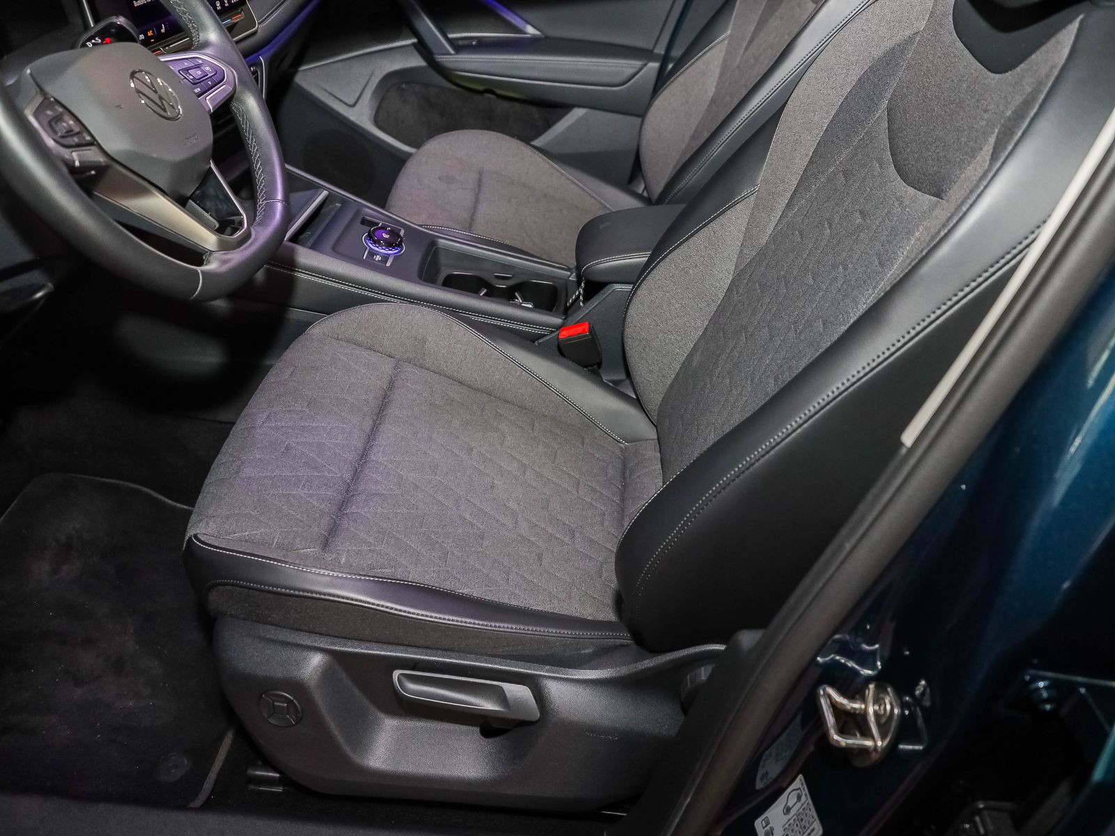 Volkswagen Tayron 2.0 TDI DSG Life, 4Motion, HD-Matrix-LED, Navi, 7-Sitze, Area View, App-Connect
