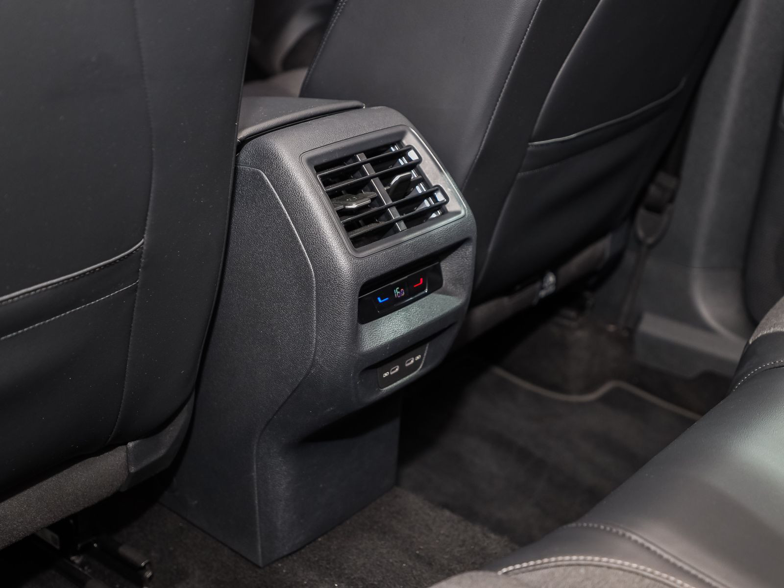 Volkswagen Tayron 2.0 TDI DSG Life, 4Motion, HD-Matrix-LED, Navi, 7-Sitze, Area View, App-Connect