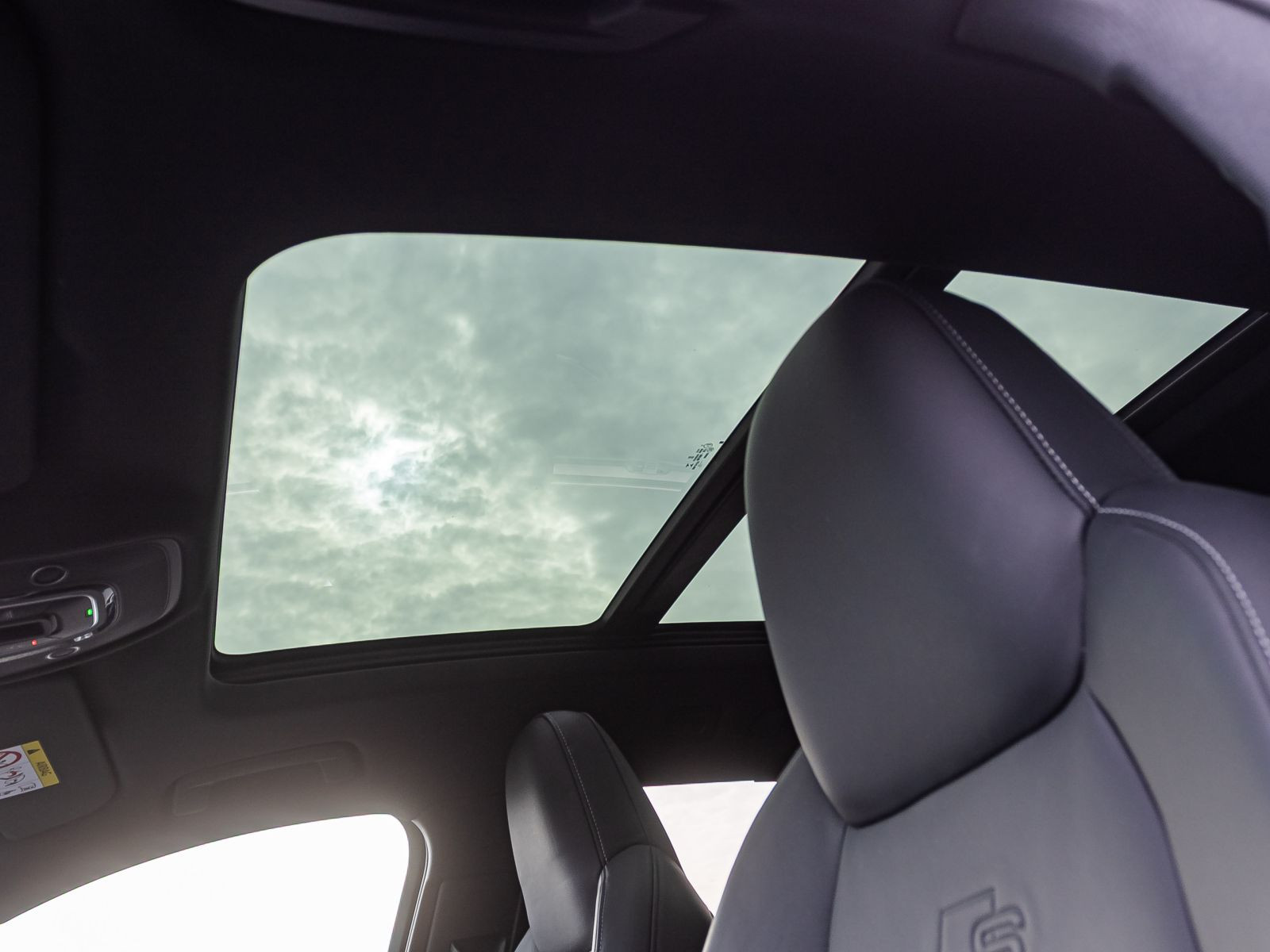 Audi e-tron S qu Navi Matrix HuD Panorama Standklima