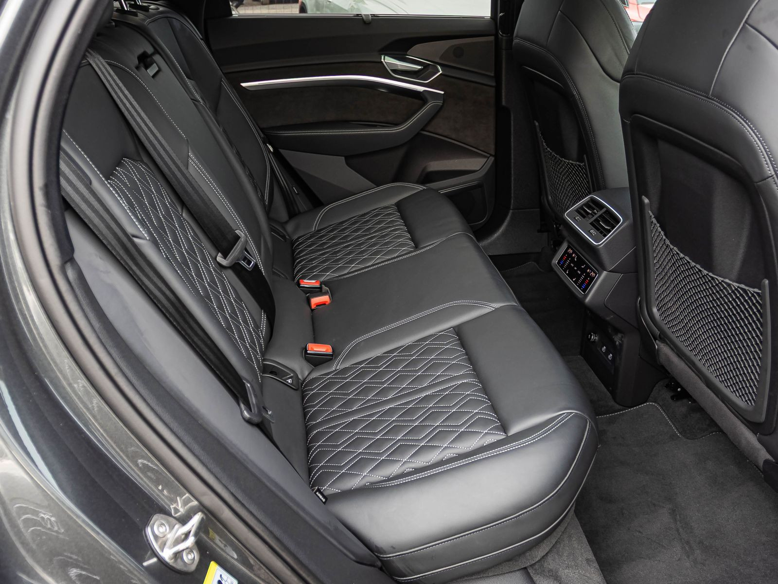 Audi e-tron S qu Navi Matrix HuD Panorama Standklima