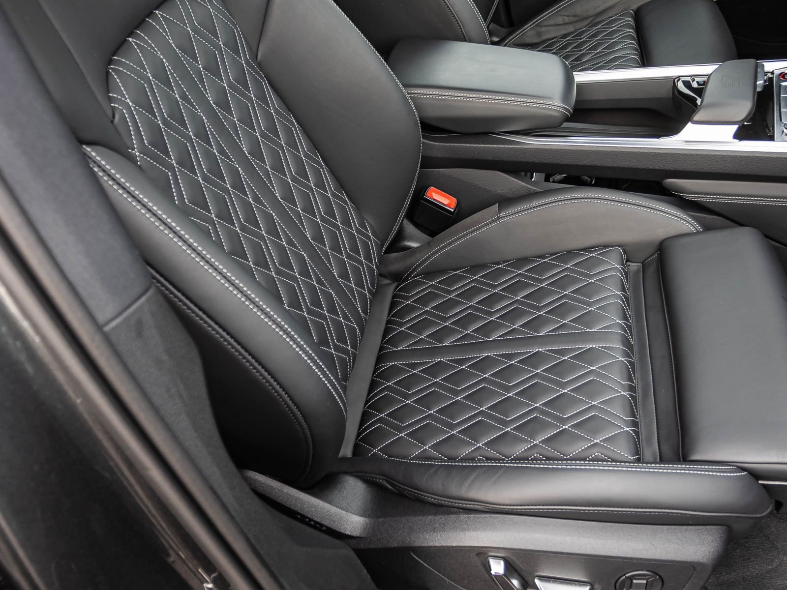 Audi e-tron S qu Navi Matrix HuD Panorama Standklima