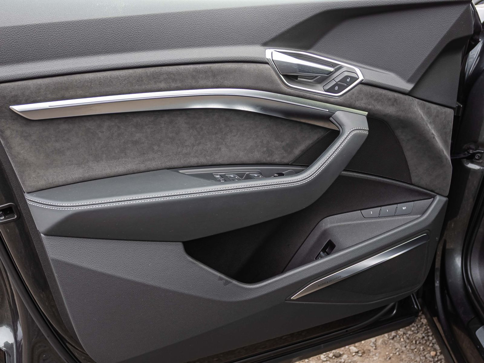 Audi e-tron S qu Navi Matrix HuD Panorama Standklima