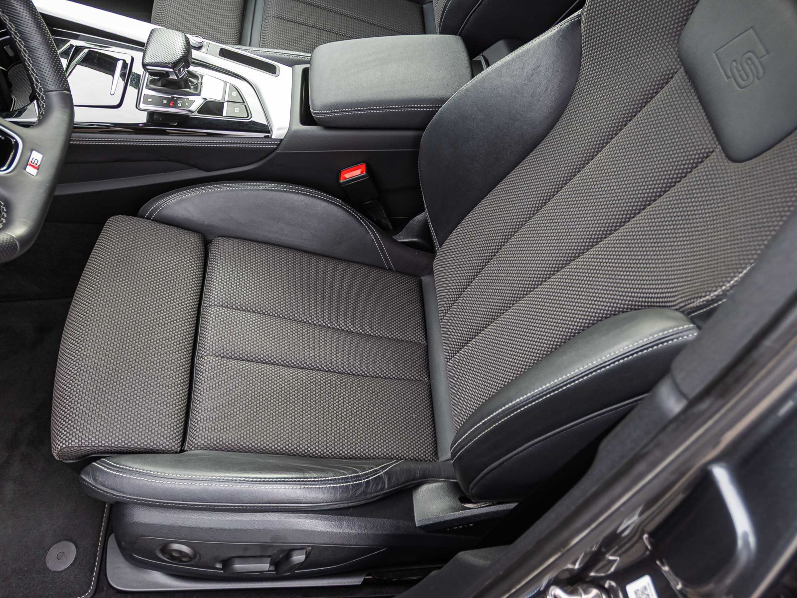 Audi A4 Avant S line 40TFSI qu Stronic Navi LED GRA AHK