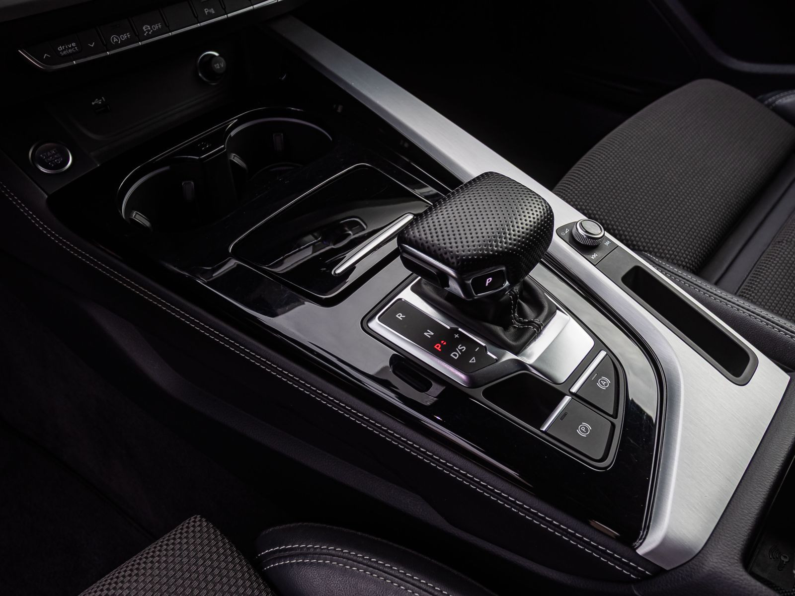 Audi A4 Avant S line 40TFSI qu Stronic Navi LED GRA AHK