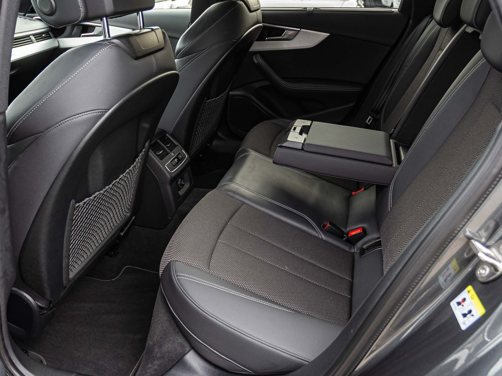 Audi A4 Avant S line 40TFSI qu Stronic Navi LED GRA AHK