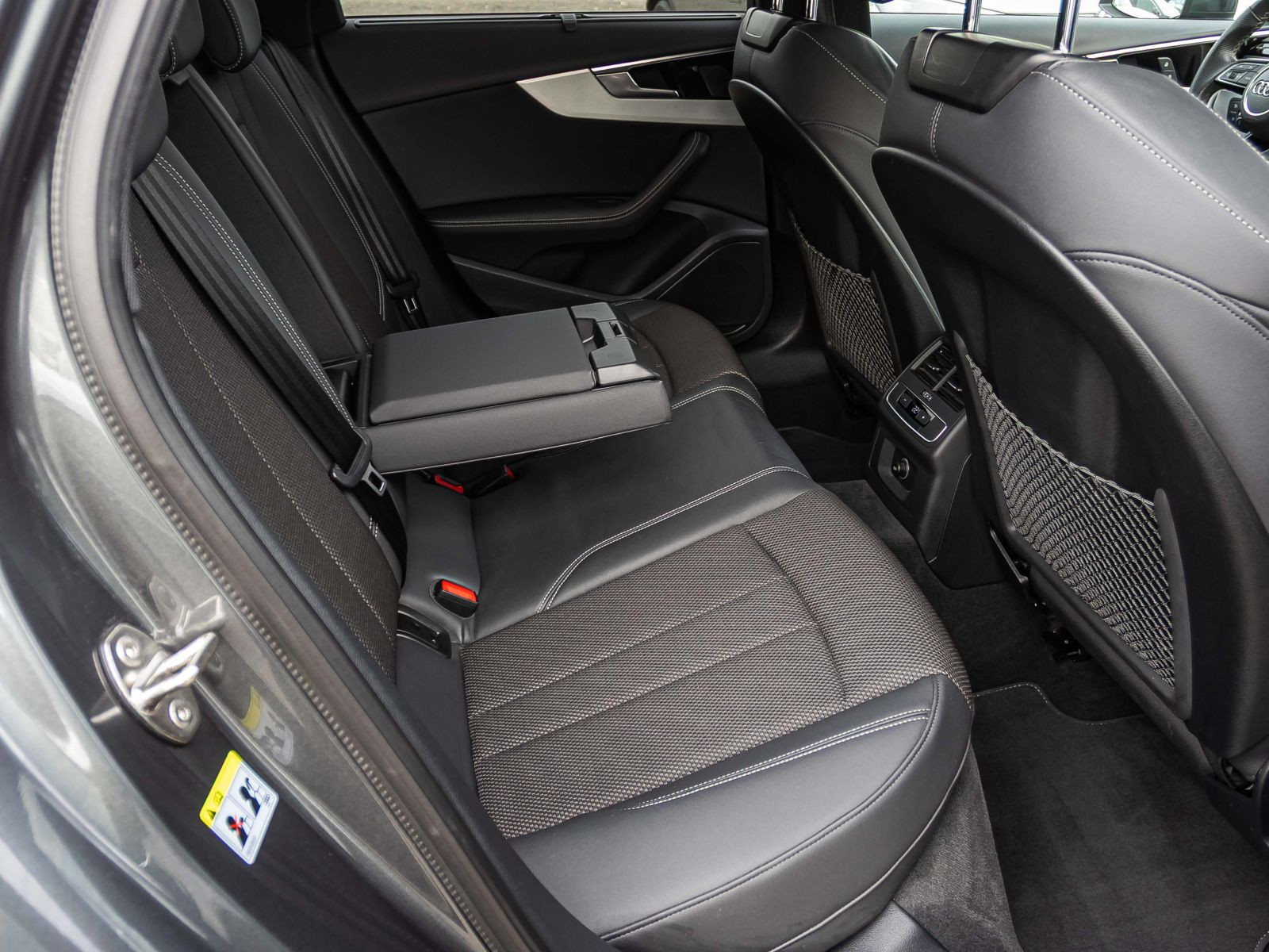 Audi A4 Avant S line 40TFSI qu Stronic Navi LED GRA AHK