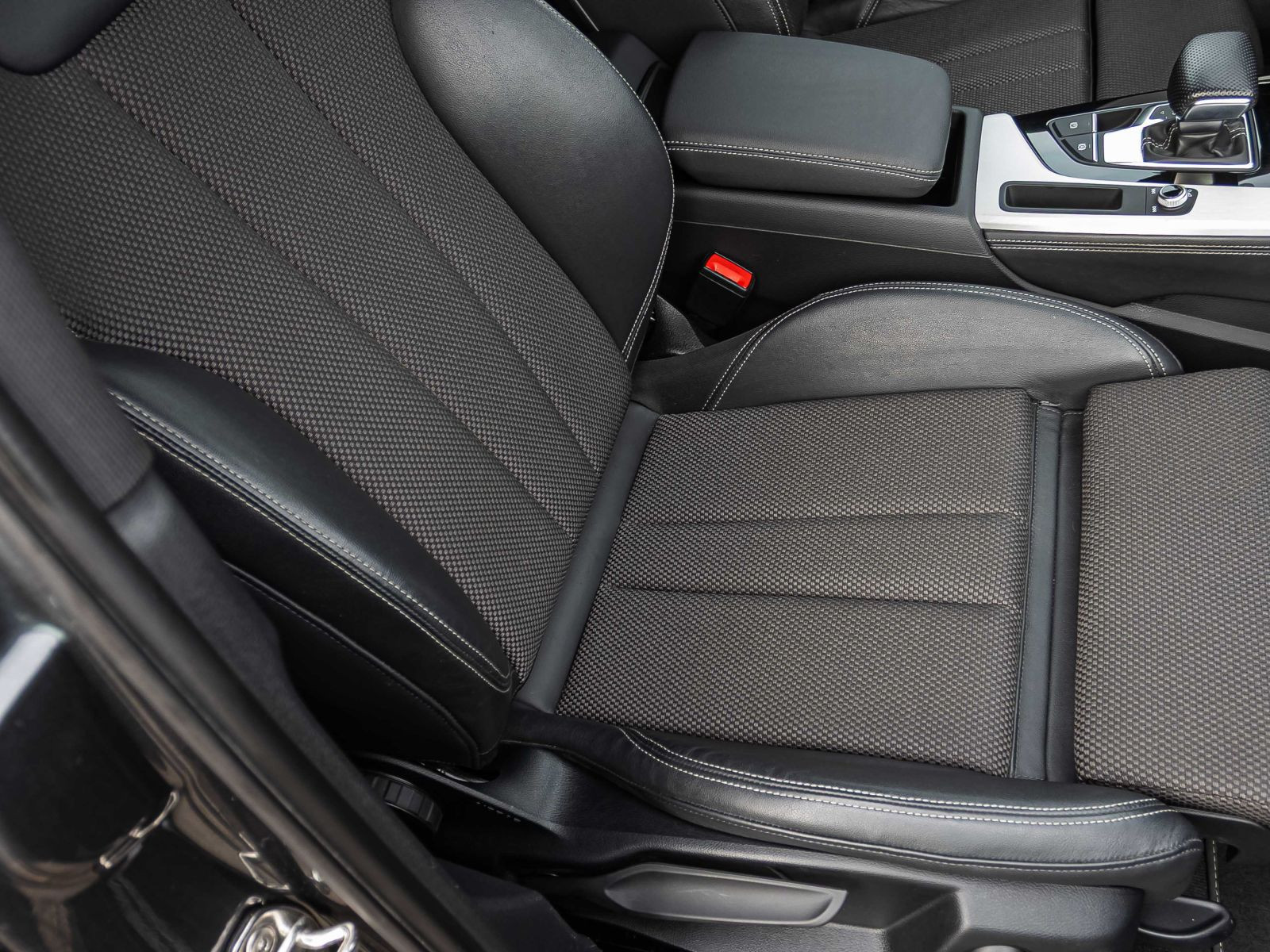 Audi A4 Avant S line 40TFSI qu Stronic Navi LED GRA AHK