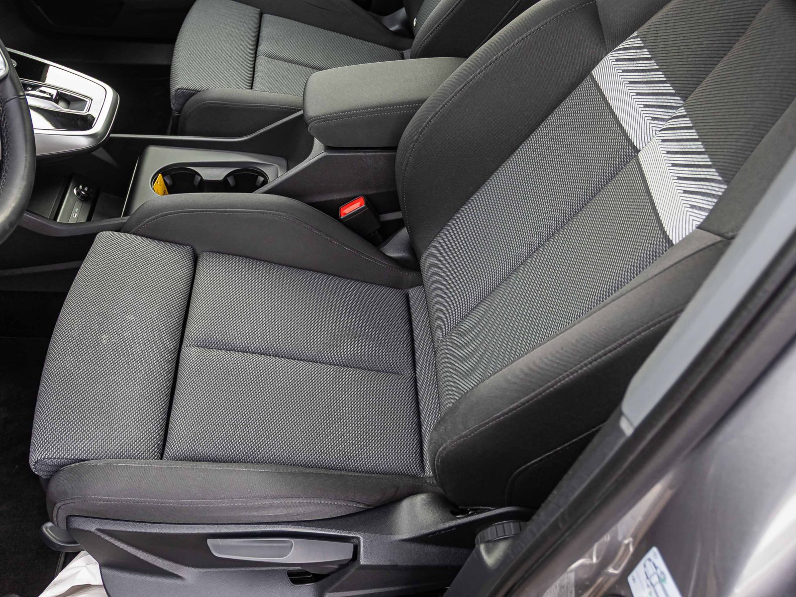 Audi Q4 e-tron S line 40 Navi LED Standklima ACC AHK