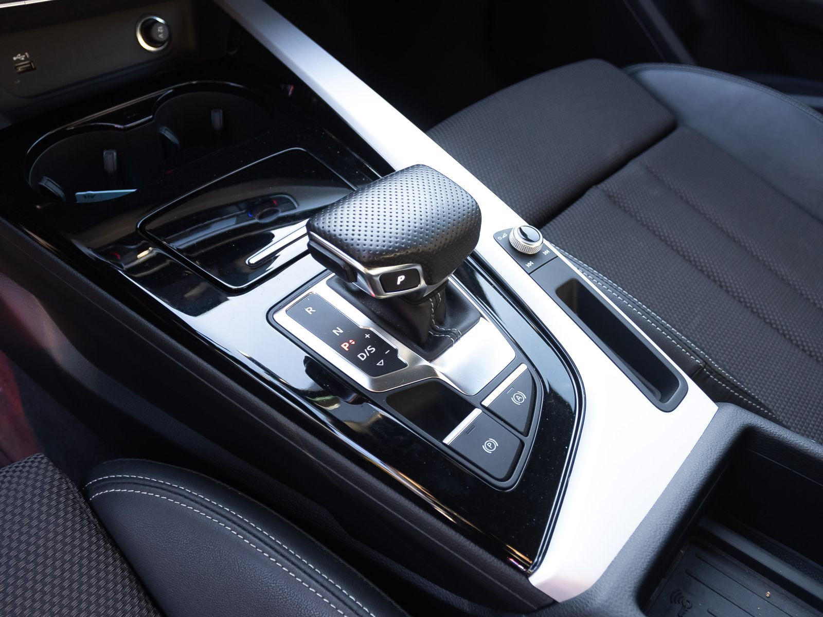 Audi A4 Avant S line Competition 40TDI qu Stronic Navi LED GRA AHK