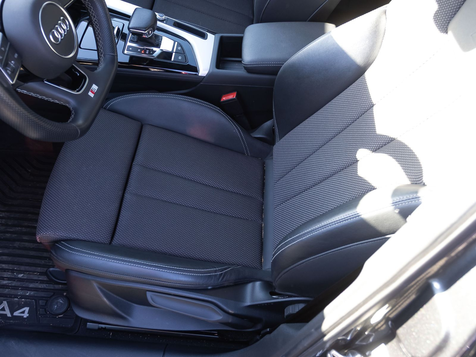 Audi A4 Avant S line Competition 40TDI qu Stronic Navi LED GRA AHK