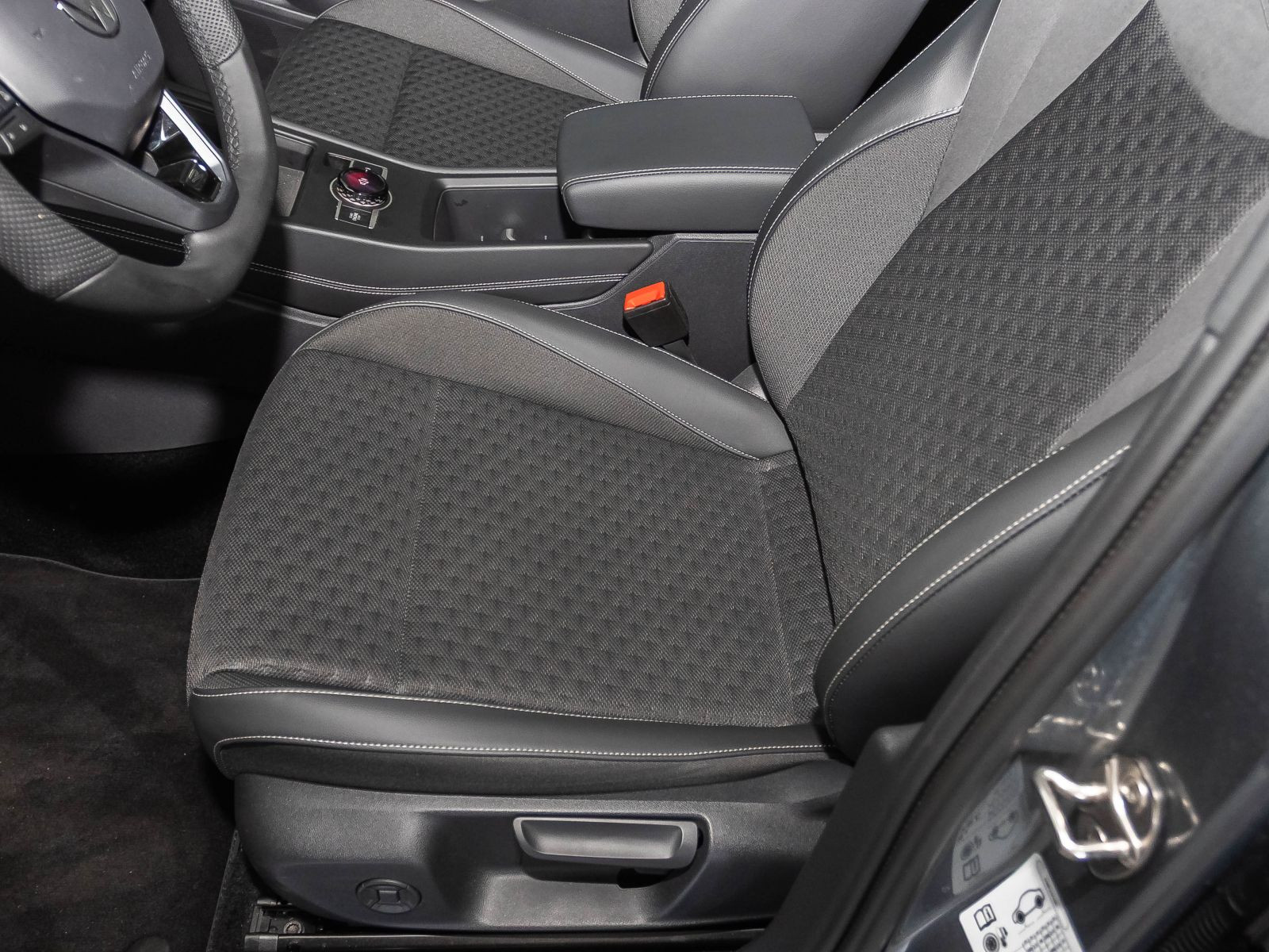 Volkswagen T-Roc R-Line 1.5 eTSI DSG Navi Matrix HuD Panorama AHK