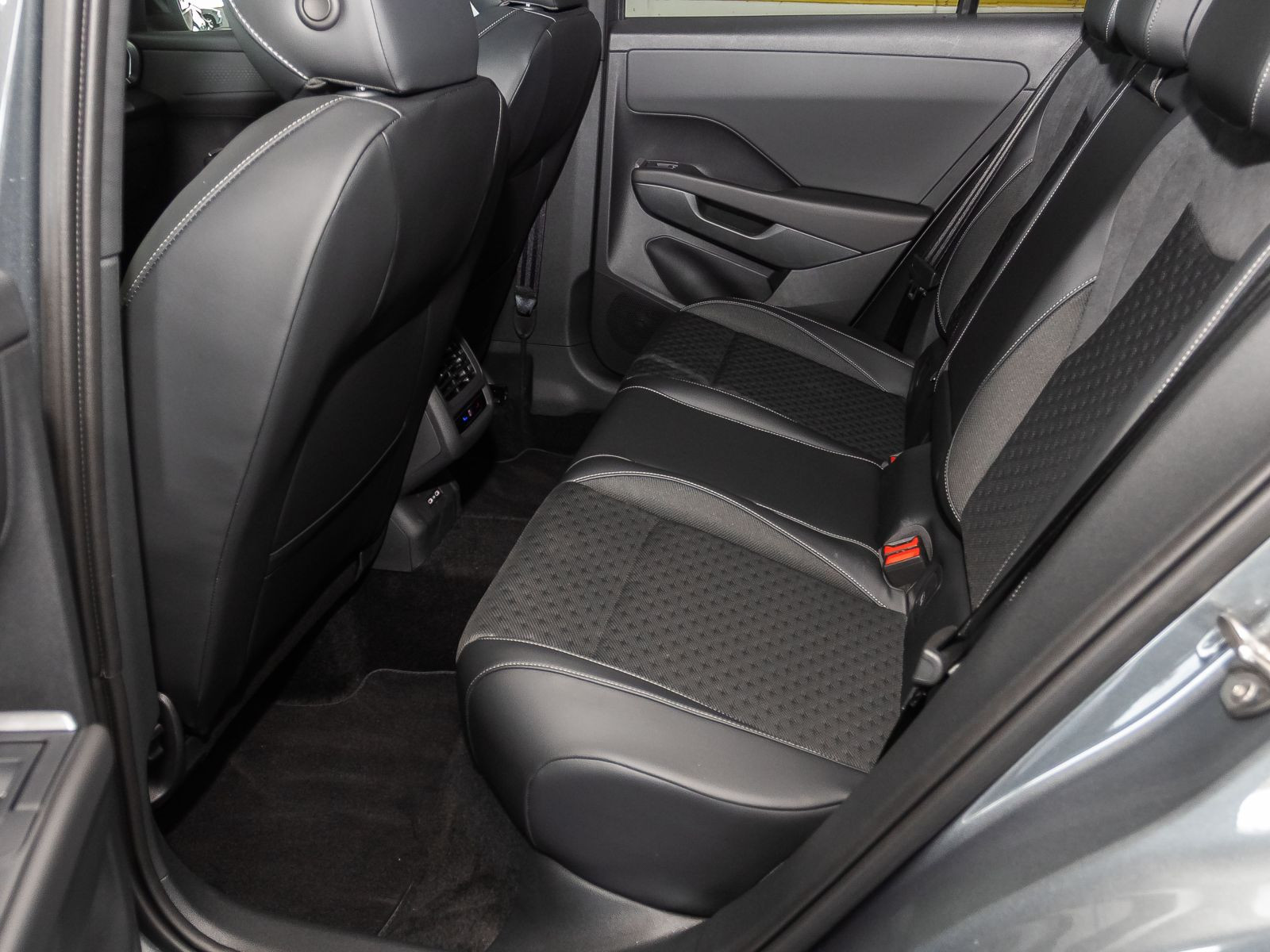 Volkswagen T-Roc R-Line 1.5 eTSI DSG Navi Matrix HuD Panorama AHK