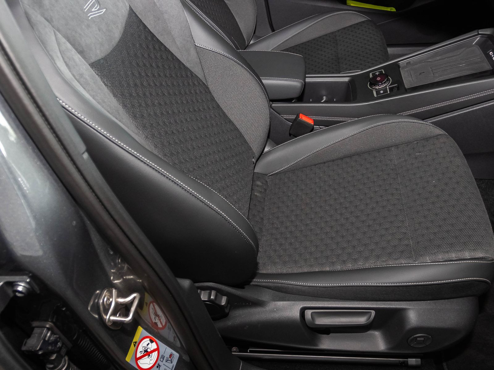Volkswagen T-Roc R-Line 1.5 eTSI DSG Navi Matrix HuD Panorama AHK