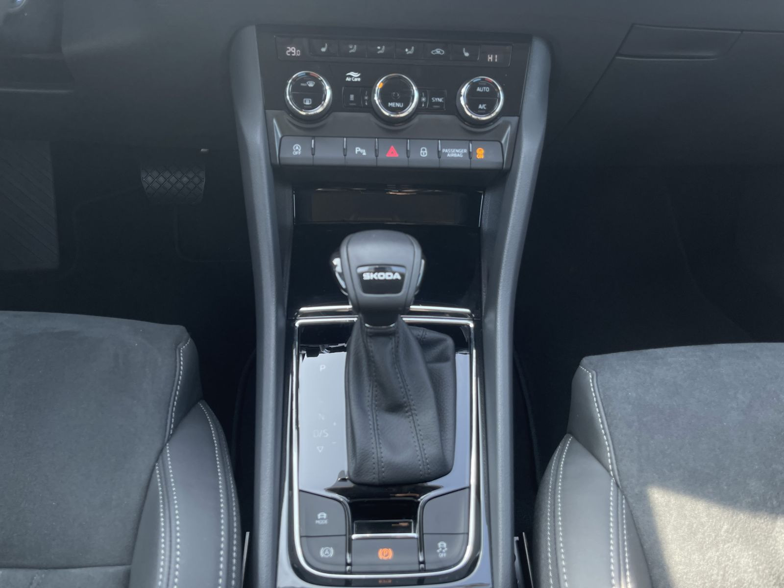 Skoda Karoq Tour 2.0 TDI DSG ACC Navi LED EPH AHK