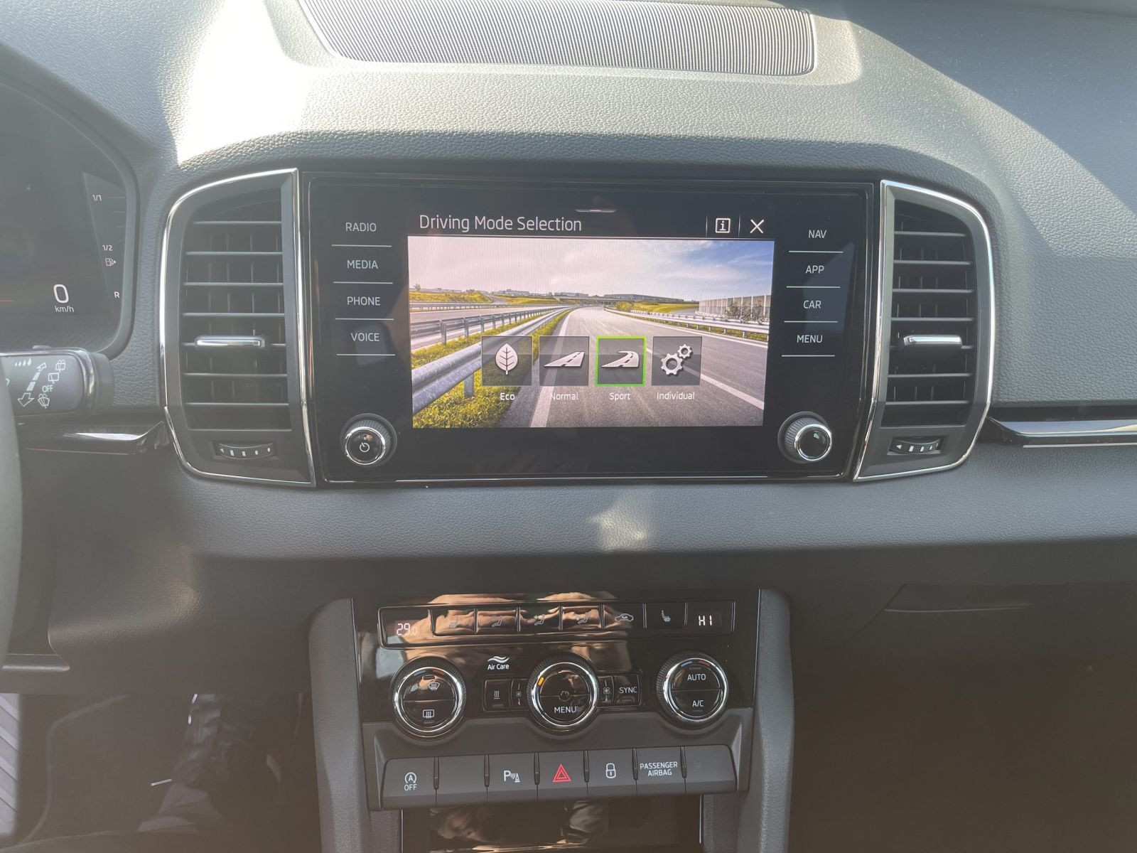 Skoda Karoq Tour 2.0 TDI DSG ACC Navi LED EPH AHK