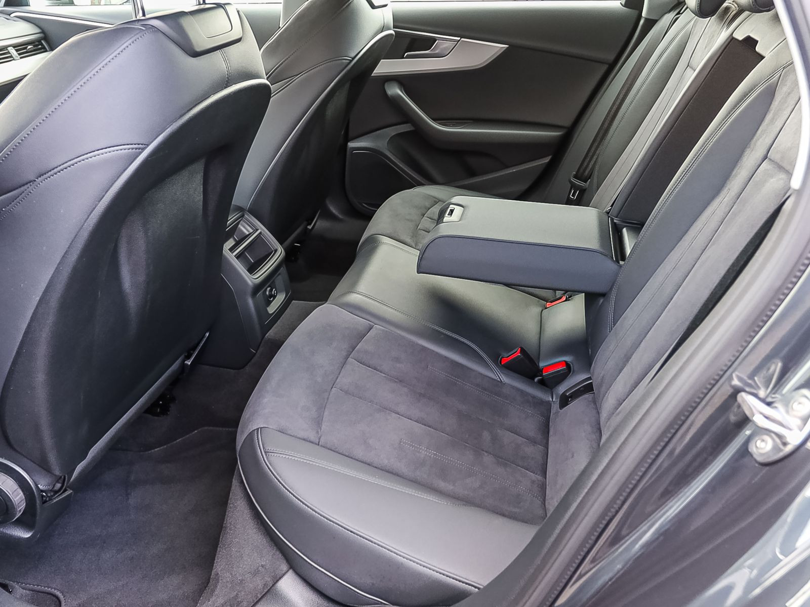 Audi A4 Avant Advanced 45TFSI qu Stronic Navi Matrix