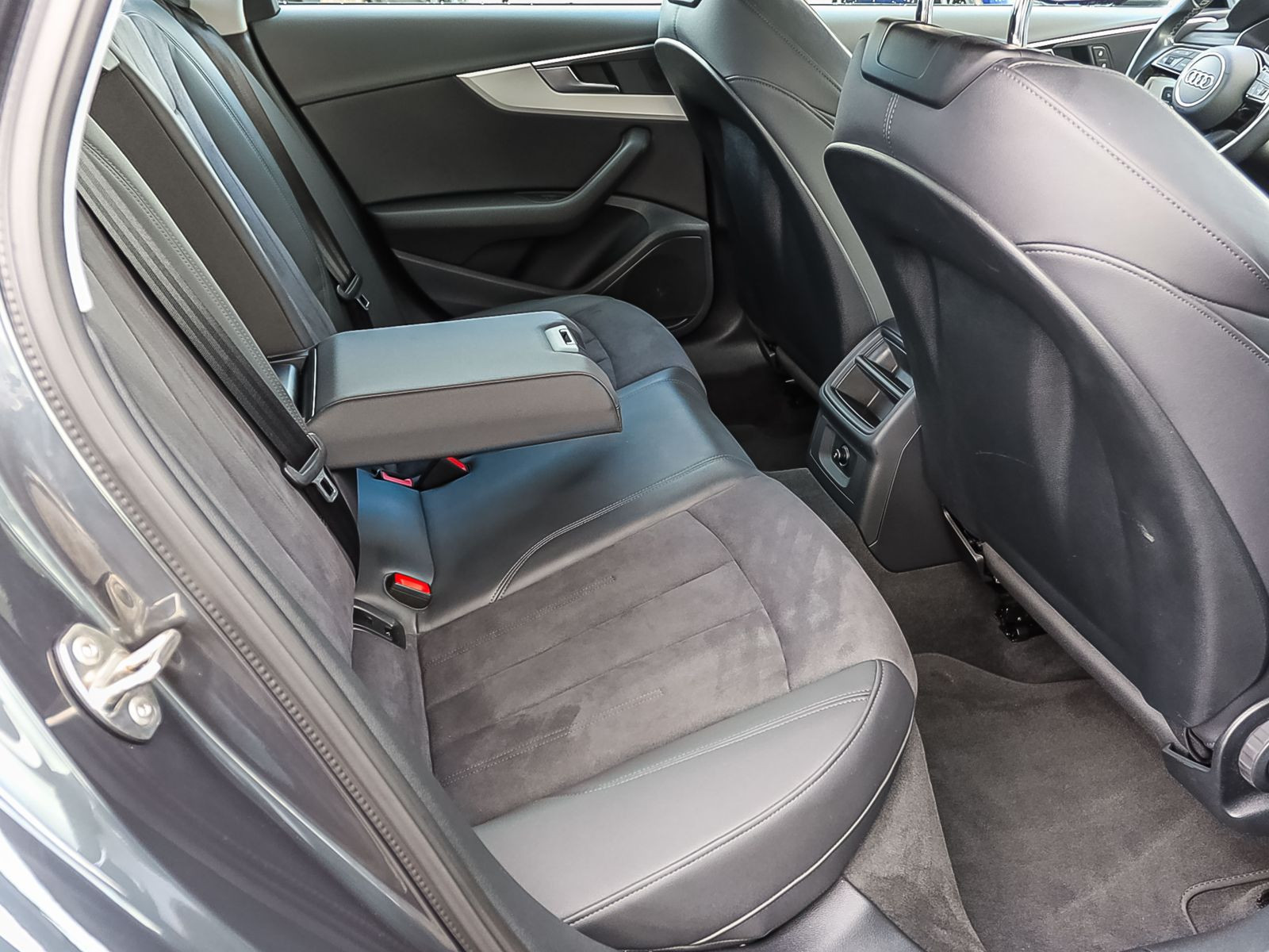 Audi A4 Avant Advanced 45TFSI qu Stronic Navi Matrix