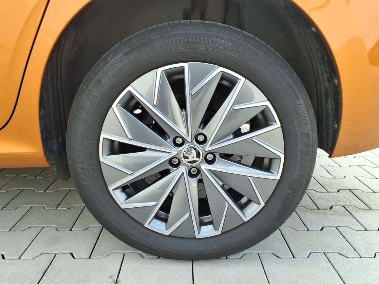 Skoda Kamiq Tour 1.0 TSI 81 kW Navi LED ACC Kessy Virtual Cockpit