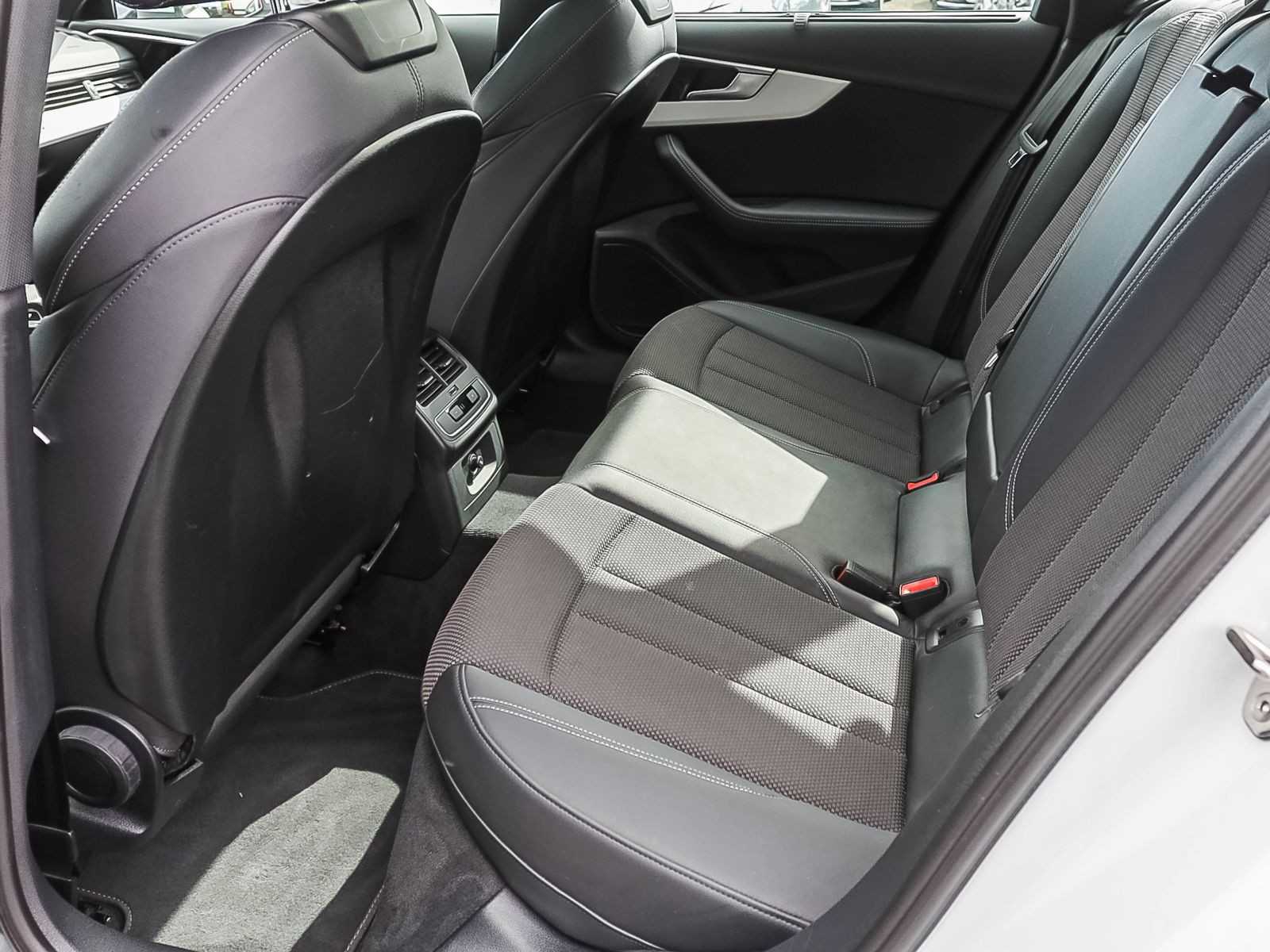 Audi A4 Avant S line 40TDI qu Stronic Navi HuD Panorama