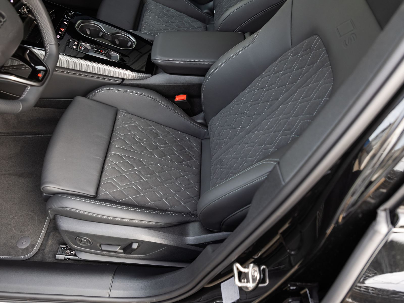Audi A6 Avant e-hybrid S line qu. 270kW edition one/ TechPlus/ Interieur S/ AHK