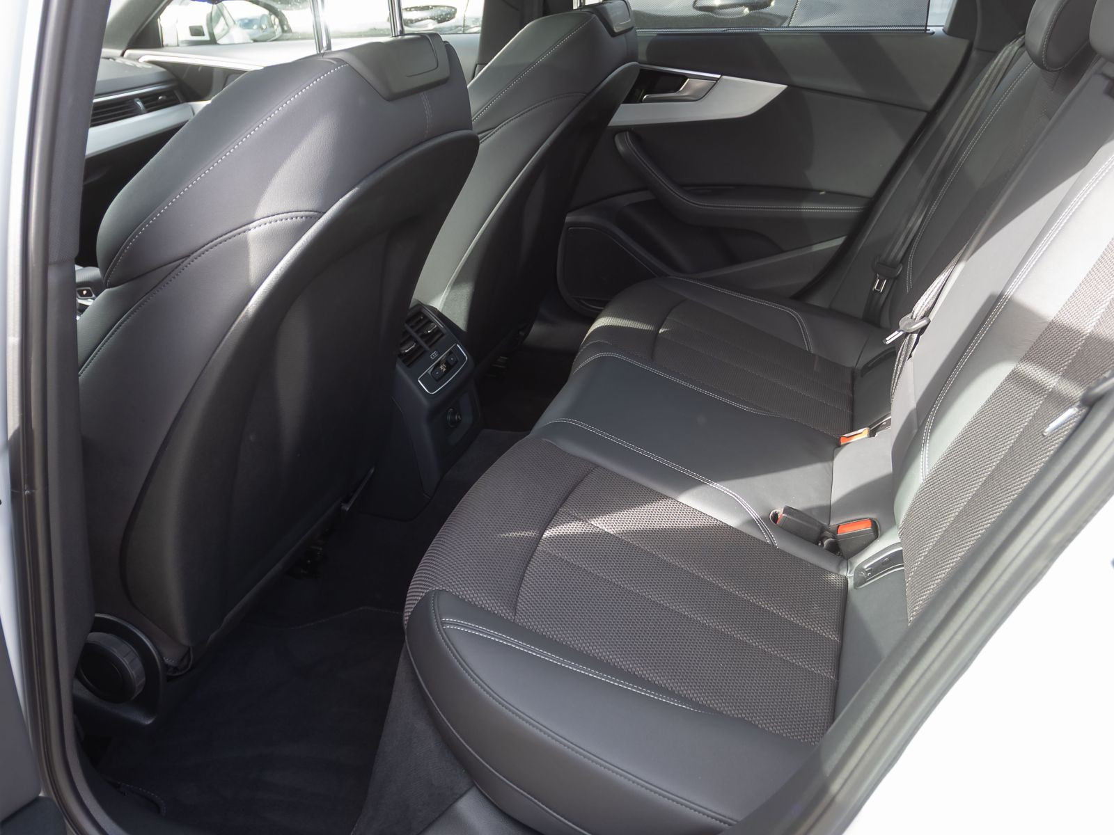 Audi A4 Avant S line 40TDI Stronic Navi HuD Panorama LED