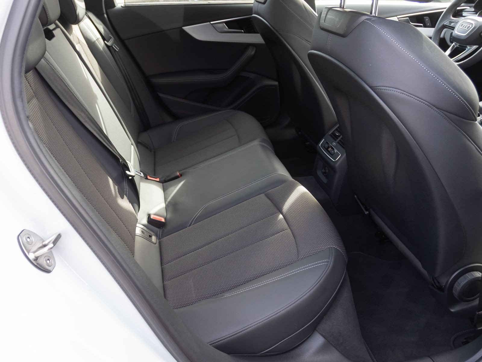 Audi A4 Avant S line 40TDI Stronic Navi HuD Panorama LED