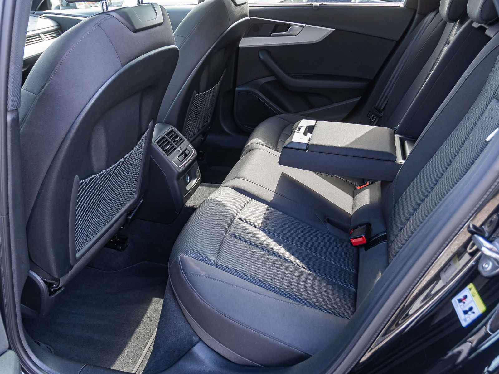 Audi A4 Avant Advanced 40TFSI Stronic Navi LED Panorama