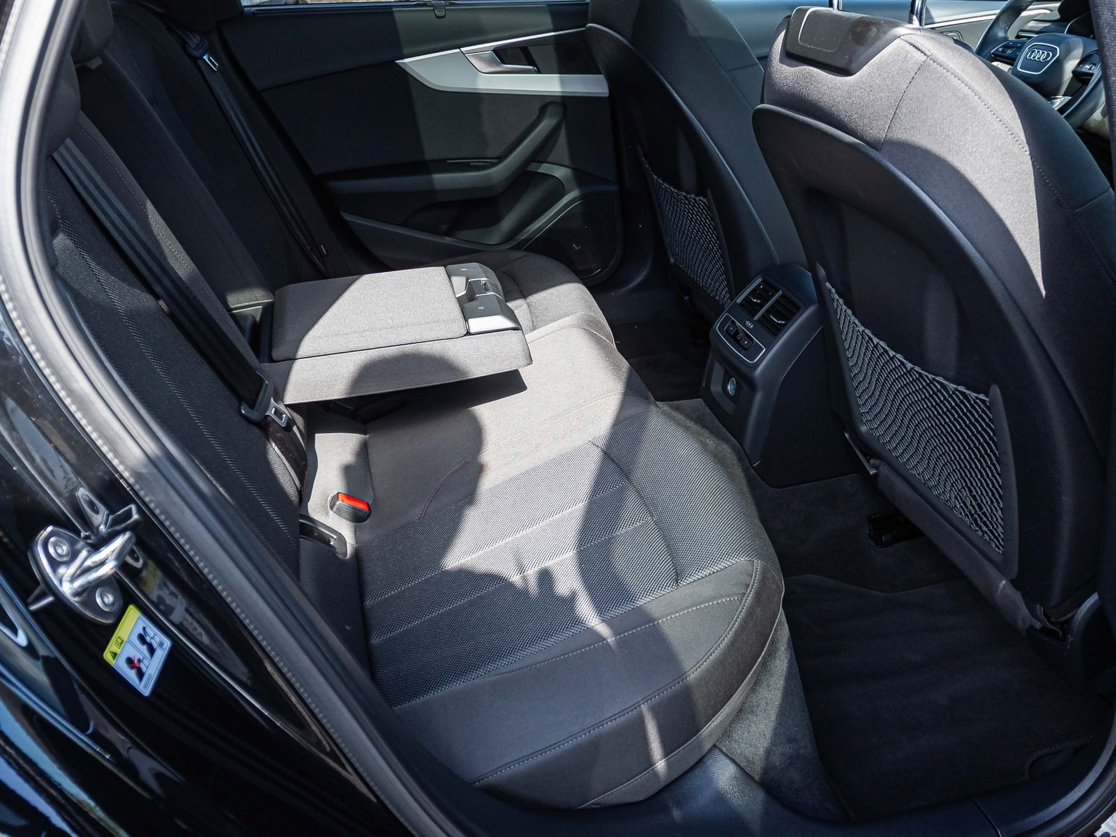 Audi A4 Avant Advanced 40TFSI Stronic Navi LED Panorama