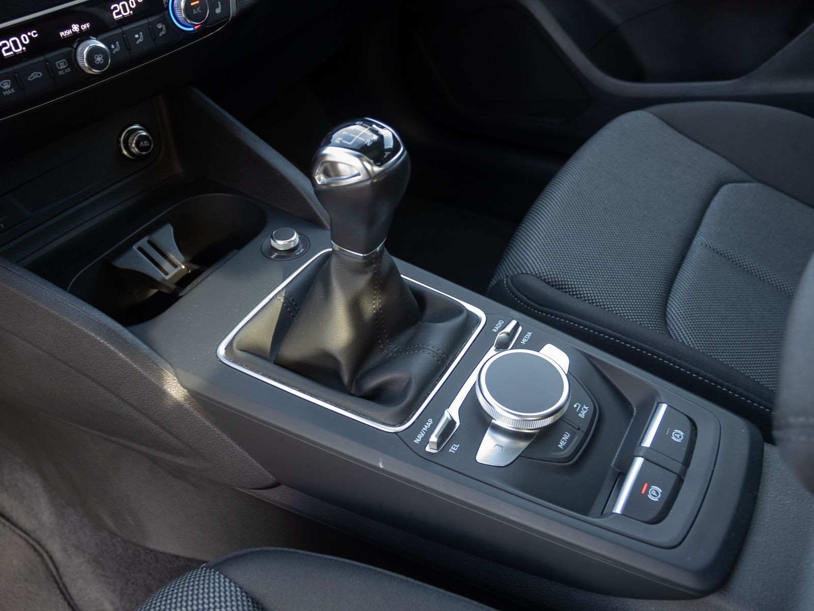 Audi Q2 30TFSI Panorama CarPlay LED EPH DAB AHK