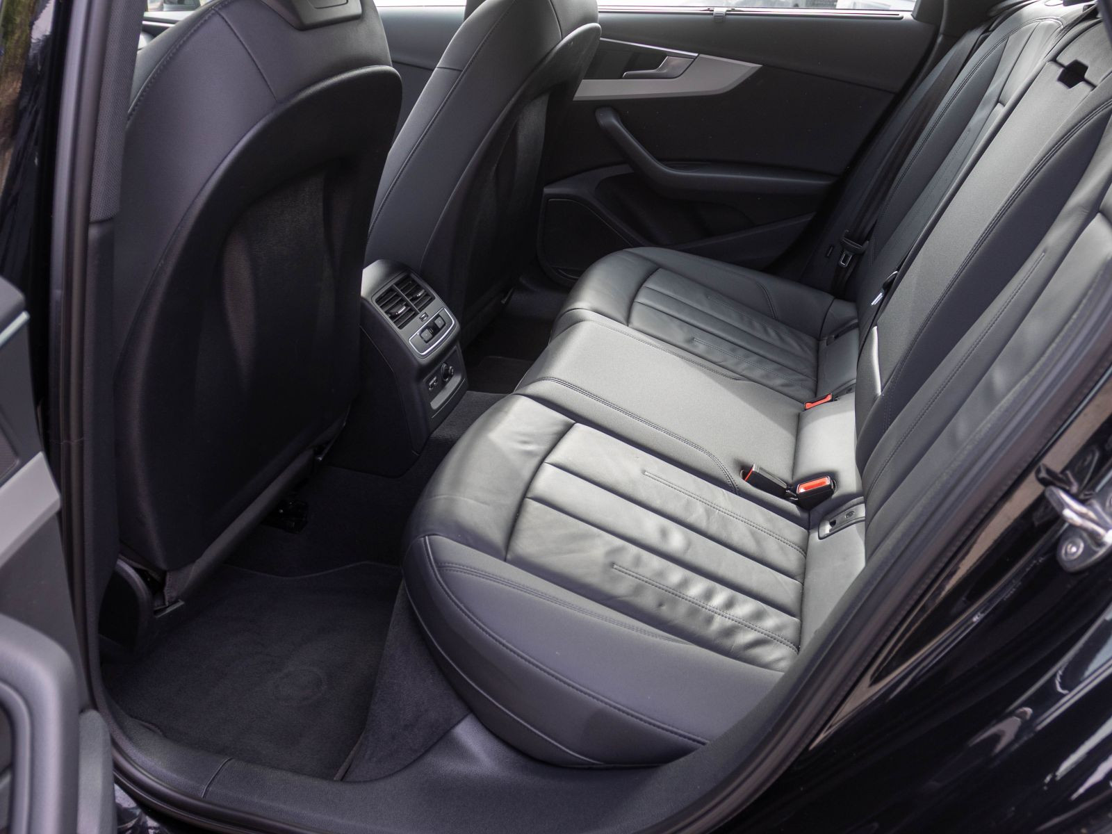 Audi A4 Avant Advanced 40TDI qu Stronic Navi LED ACC AHK