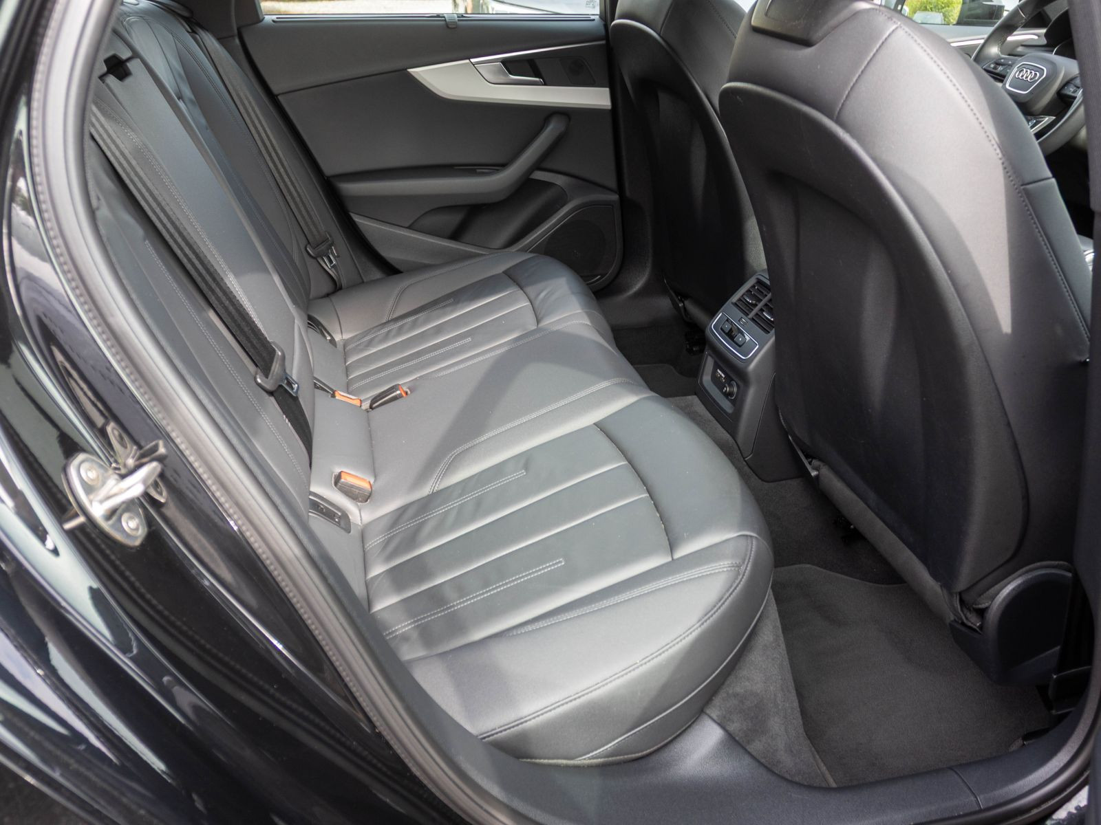 Audi A4 Avant Advanced 40TDI qu Stronic Navi LED ACC AHK