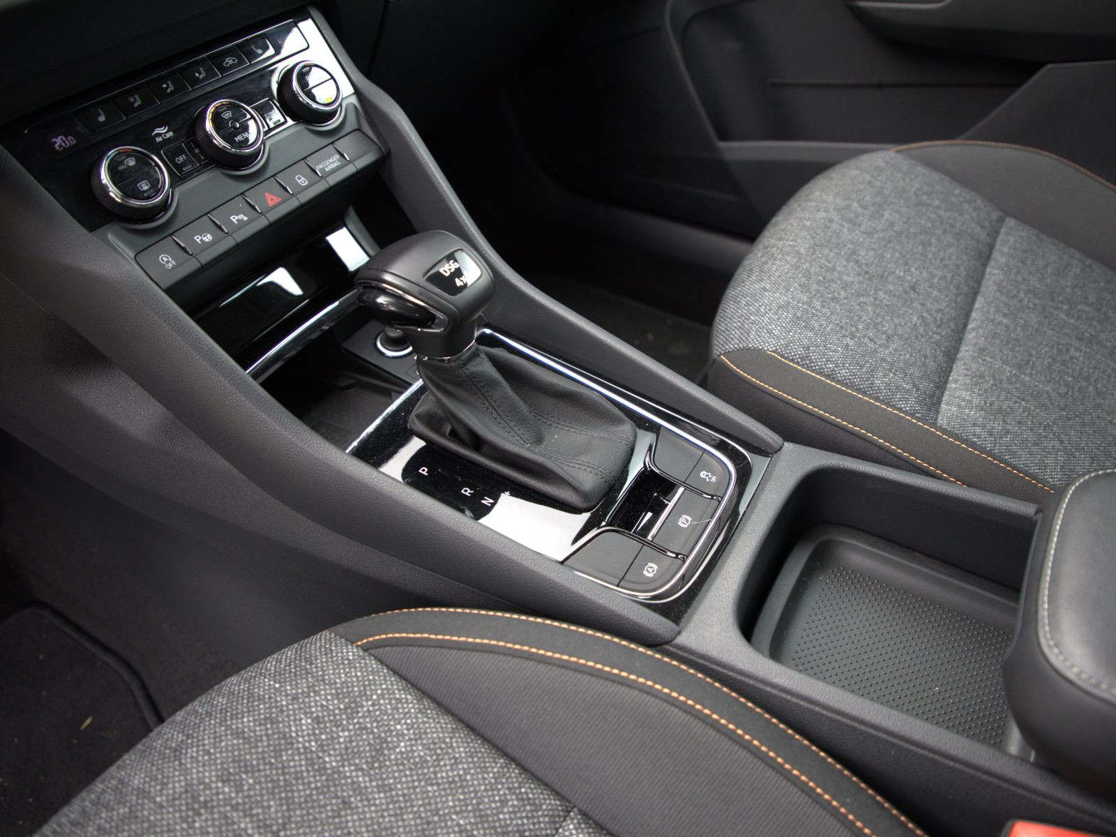 Skoda Karoq Clever 2.0TDI 4x4 DSG Navi LED AHK Carplay