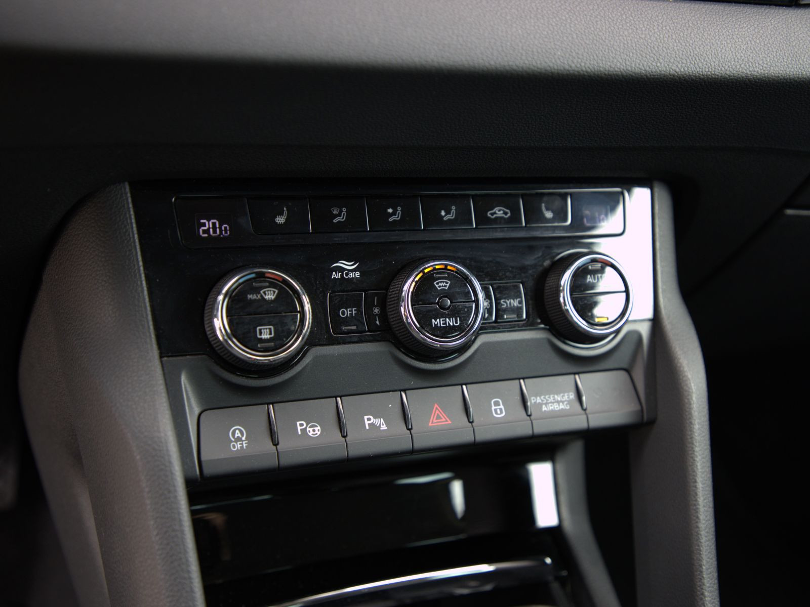 Skoda Karoq Clever 2.0TDI 4x4 DSG Navi LED AHK Carplay