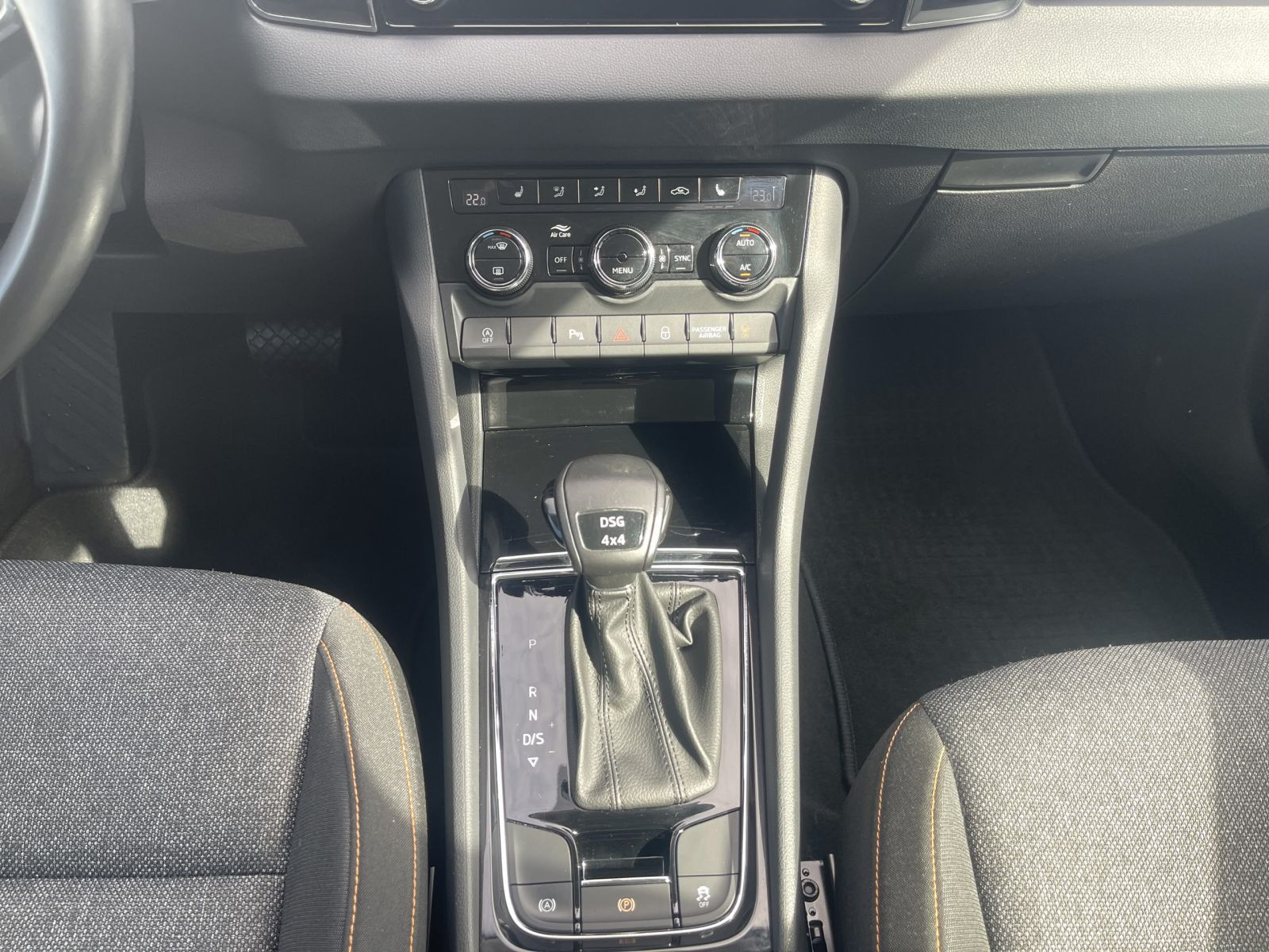 Skoda Karoq Clever 2.0 TDI 4x4 DSG LED Sitzhzg AHK