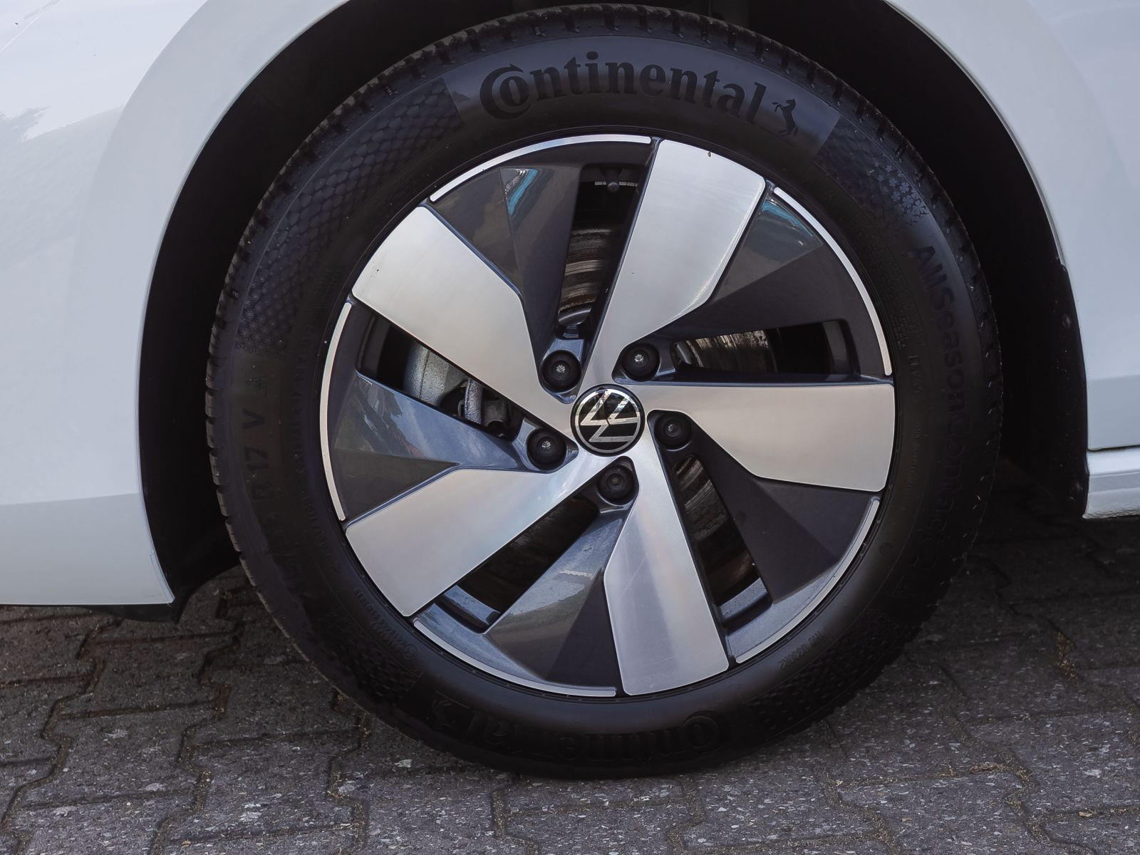 Volkswagen Passat Variant 1.5 eTSI DSG Business, Navi, LED, Area View, App-Connect, Vordersitze mit Massagefunktion