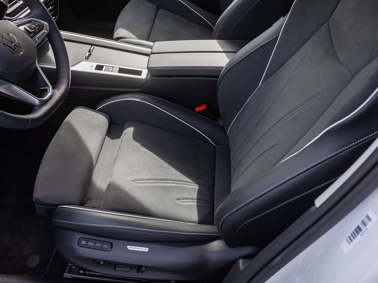 Volkswagen Passat Variant 1.5 eTSI DSG Business, Navi, LED, Area View, App-Connect, Vordersitze mit Massagefunktion