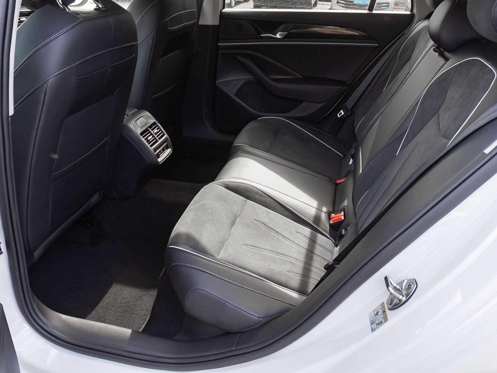 Volkswagen Passat Variant 1.5 eTSI DSG Business, Navi, LED, Area View, App-Connect, Vordersitze mit Massagefunktion