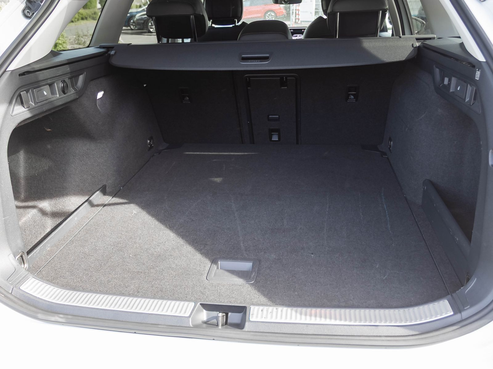 Volkswagen Passat Variant 1.5 eTSI DSG Business, Navi, LED, Area View, App-Connect, Vordersitze mit Massagefunktion