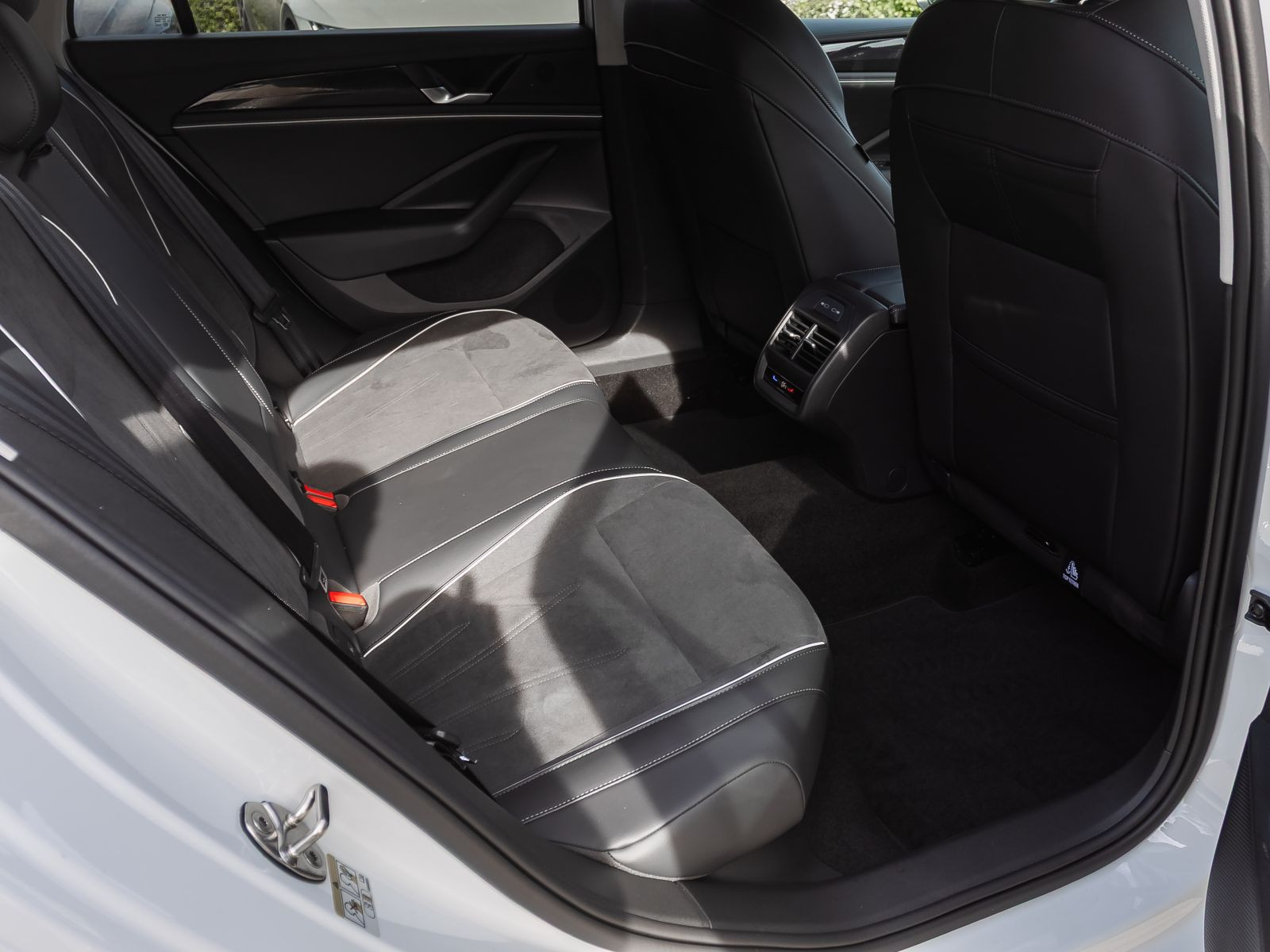 Volkswagen Passat Variant 1.5 eTSI DSG Business, Navi, LED, Area View, App-Connect, Vordersitze mit Massagefunktion