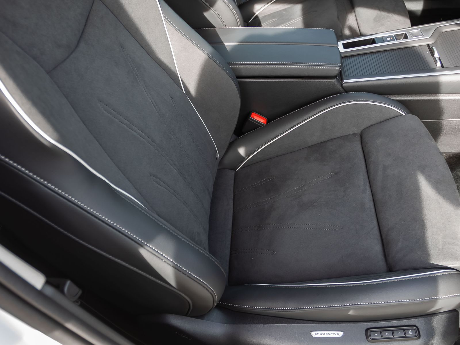 Volkswagen Passat Variant 1.5 eTSI DSG Business, Navi, LED, Area View, App-Connect, Vordersitze mit Massagefunktion