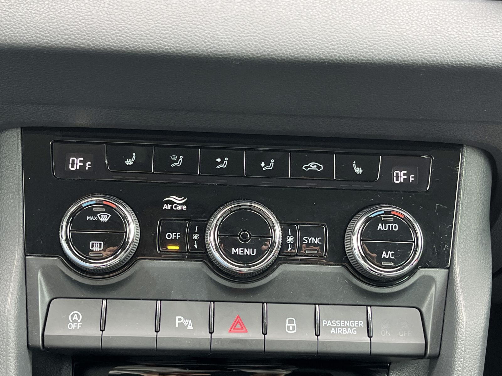 Skoda Karoq Drive 125 1,5TSI Navi GRA LED Sitzhzg Car PLay