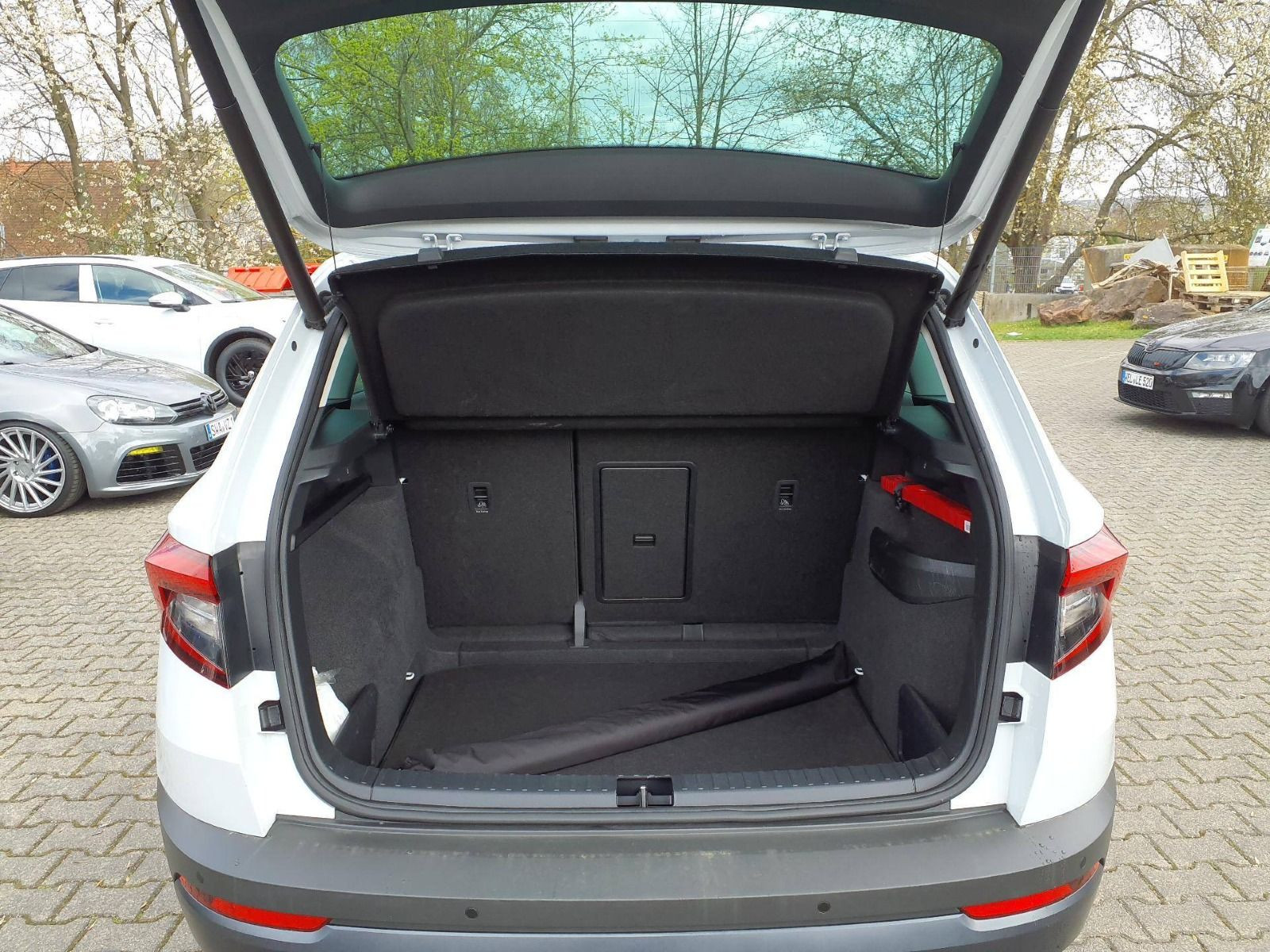 Skoda Karoq Drive 125 1,5TSI Navi GRA LED Sitzhzg Car PLay